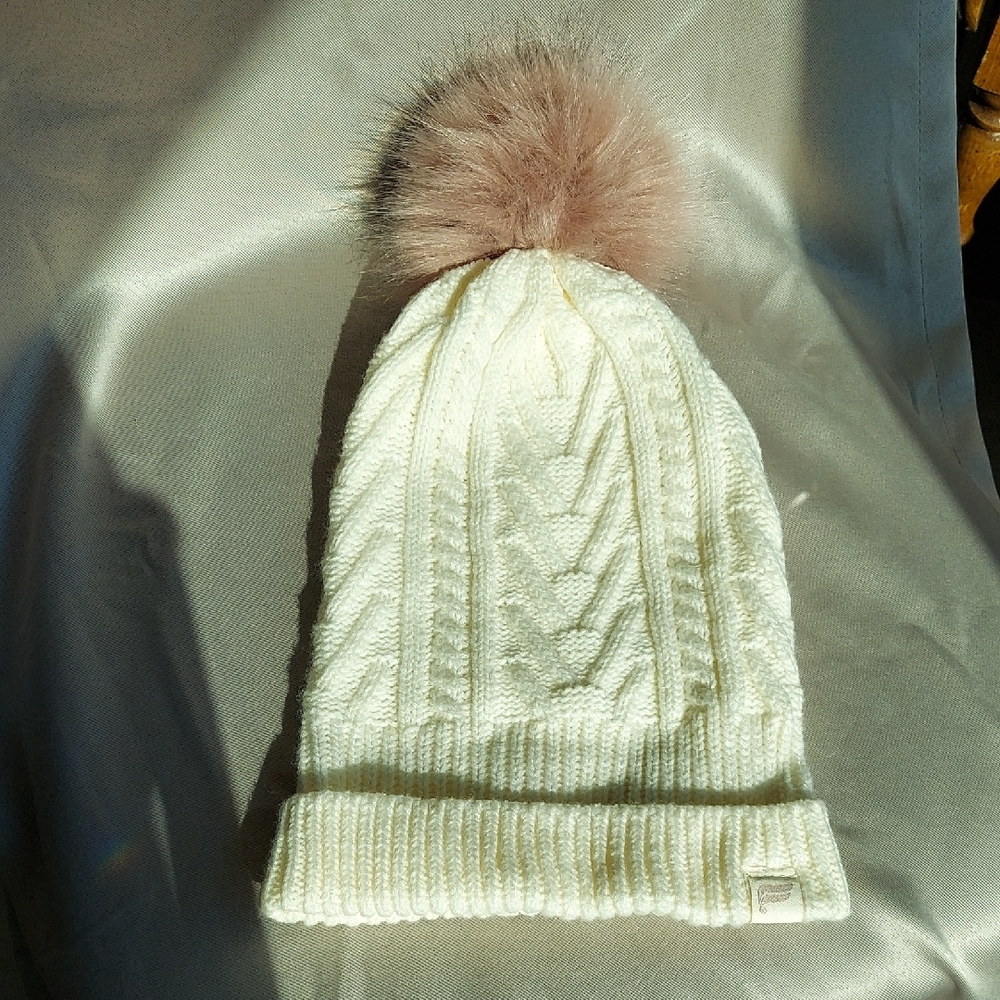 Fabletics Cable Knit Winter Hat, Ivory and Mauve Faux Fur Pom, Stretchy Fit